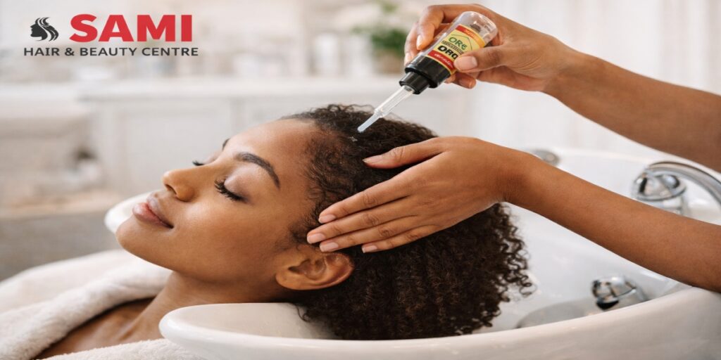 Vrouw die een professionele hoofdhuidbehandeling met voedende olie ontvangt in een moderne salonomgeving